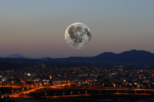 Dlaczego Księżyc czasami wydaje się OGROMNY? Naukowcy nazywają to zjawisko "iluzją Księżyca"