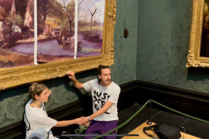 Londyn. Aktywiści klimatyczni PRZYKLEILI SIĘ do obrazu Johna Constable’a w Galerii Narodowej
