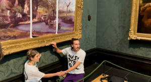Aktywiści klimatyczni PRZYKLEILI SIĘ do obrazu Johna Constable’a w Galerii Narodowej/fot. Twitter, Just Stop Oil