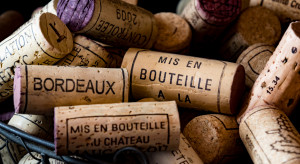 Tanie wina w butelkach po luksusowym Bordeaux. Francuska policja złapała siatkę oszustów, fot. Shutterstock