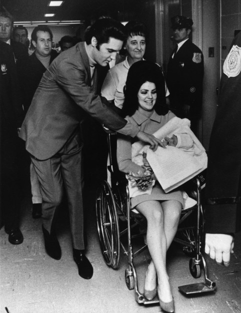 Elvis i Priscilla Presleyowie po narodzinach dziecka, Lisy Marii Presley / Getty Images 