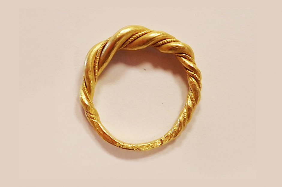 Złoty pierścień z epoki wikingów znaleziony przez pewną dziewczynę z Norwegii / materiały informacyjne Vestland County Municipality