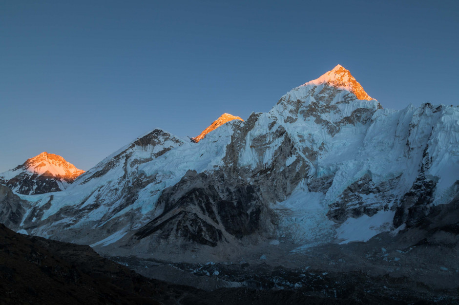 Mount Everest / wyjący czerwony z Pexels