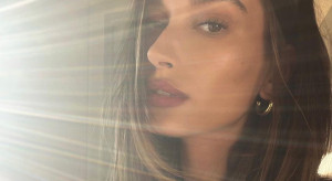 MODNE KOLORY WŁOSÓW 2022: California Brunette w stylu Hailey Bieber / @haileybieber