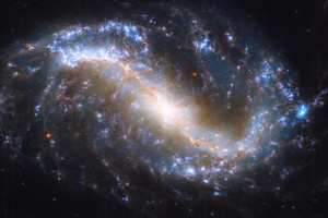 NGC 7496 - nałożone na siebie zdjęcia z teleskopu Jamesa Webba oraz teleskopu Hubble'a, fot. NASA/ESA/CSA/STScI/Judy Schmidt, Flickr