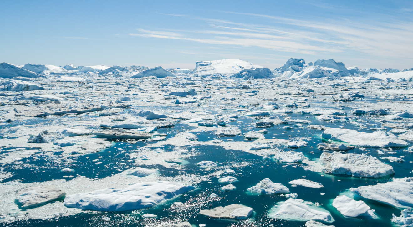 Kryzys klimatyczny. Grenlandia topnieje w zastraszającym tempie. Dziennie ubywa tam 6 MILIARDÓW TON lodu