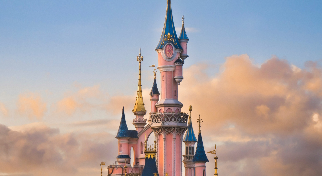 Wycieczka do Disneylandu, ale... odrzutowcem! Disney Parks Around The World to luksusowa podróż dla tych, którzy w głębi serca wciąż są dziećmi