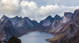 W skandynawskich jeziorach odkryto bakterie, które żywią się plastikiem/ Ferdinand Stohr - Unsplash - jezioro w Norwegii