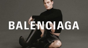 Balenciaga wypuściła charytatywną bluzę, by wesprzeć Ukrainę / Balenciaga Pre-Fall 2022