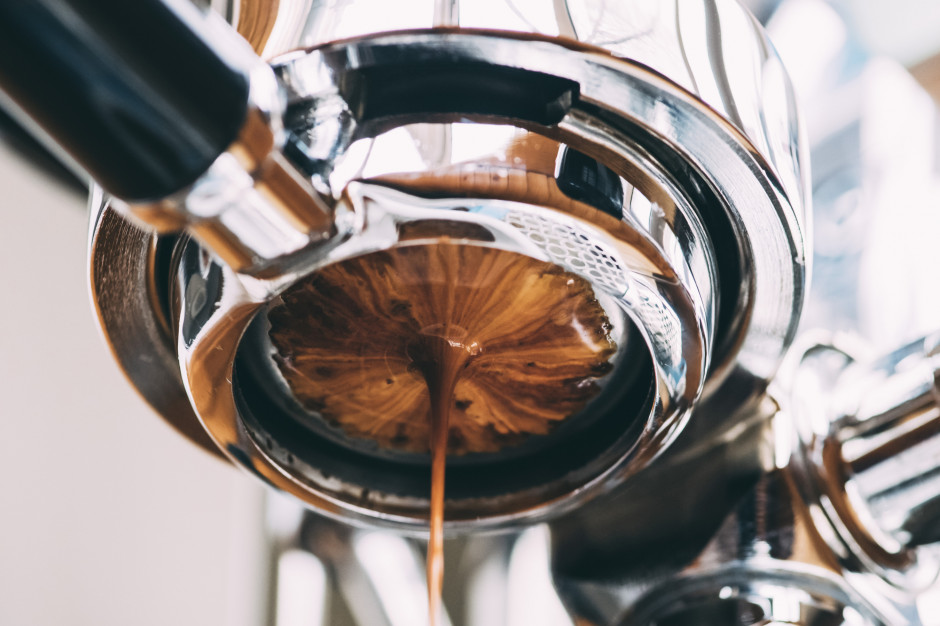 Kiedy najlepiej wypić pierwszą poranną kawę? / Shutterstock