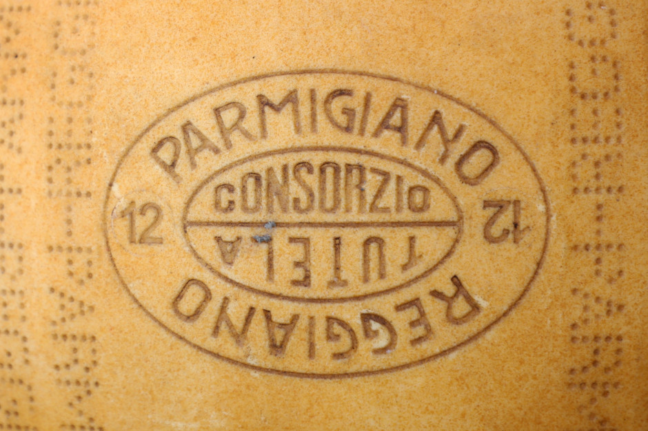 Parmigiano Reggiano a czarny rynek podróbek / Klaus Nielsen z Pexels
