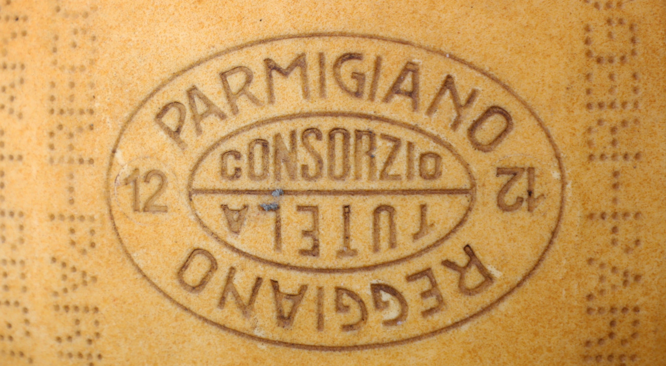 Parmigiano Reggiano a czarny rynek podróbek / Klaus Nielsen z Pexels Parmigiano Reggiano podrabiany na potęgę. Producenci "króla serów" planują mocny kontratak