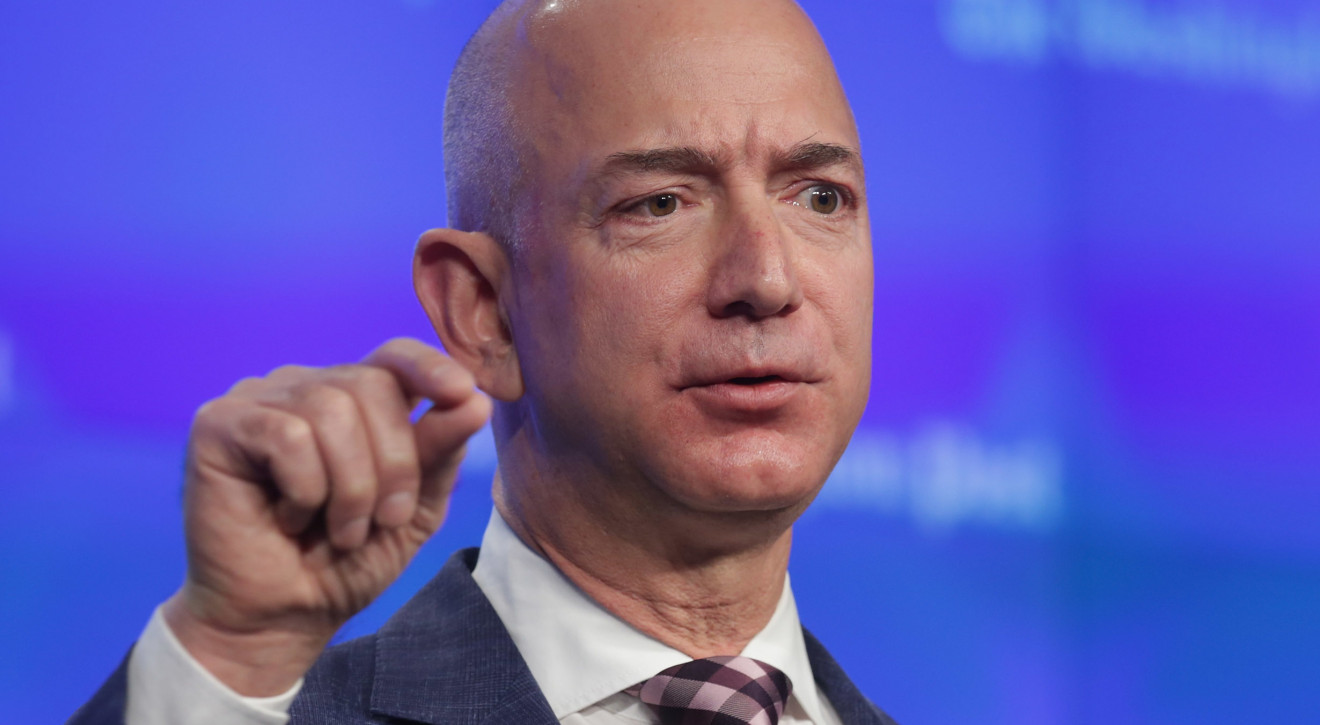 Jacht Y721 oholowywany ze stoczni pod osłoną nocy / Getty Images Jeff Bezos po cichu i pod osłoną nocy odholował swój superjacht. Koniec afery z rozbiórką zabytkowego mostu w Rotterdamie
