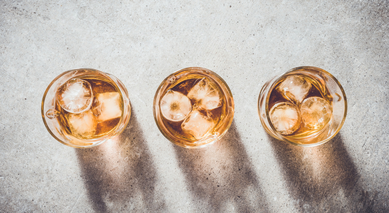 Woda plus whisky - czy to ma sens? / Shutterstock Czy warto dodawać wodę do whisky? Będziesz zaskoczony odpowiedzią ekspertów