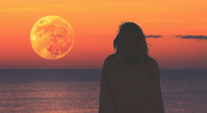 SIERPIEŃ: Ostatni Superksiężyc w tym roku zapowiada wielkie zmiany / Shutterstock