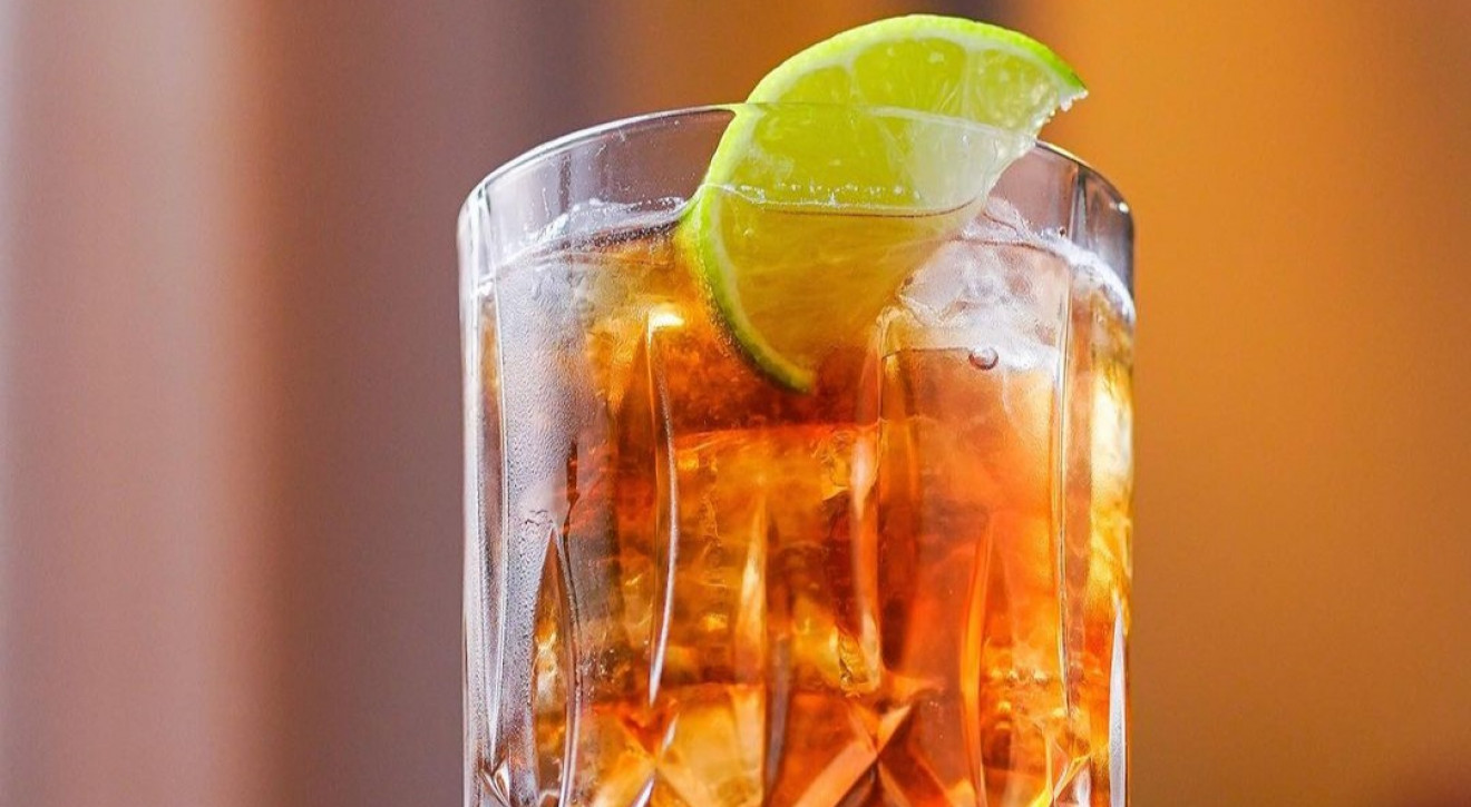 LONG ISLAND ICE TEA: Przepis na orzeźwiającego drinka a'la mrożona herbata / @servedbysoberon LONG ISLAND ICE TEA: Przepis na orzeźwiającego drinka z epoki disco!