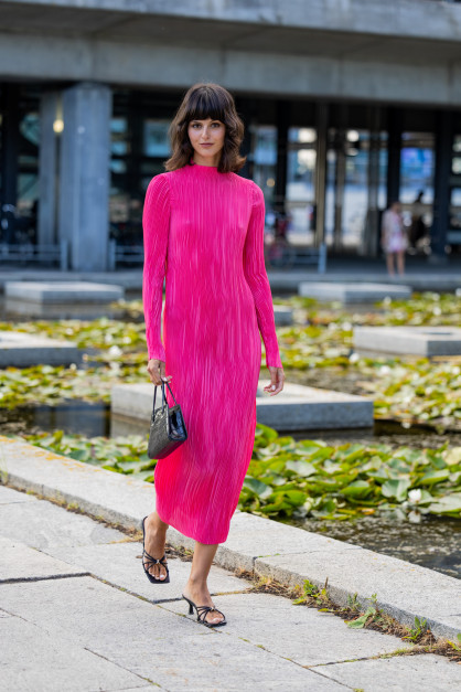 Justine Soranzo w różowej sukni podczas Copenhagen Fashion Week - Spring 2023 / Getty Images 