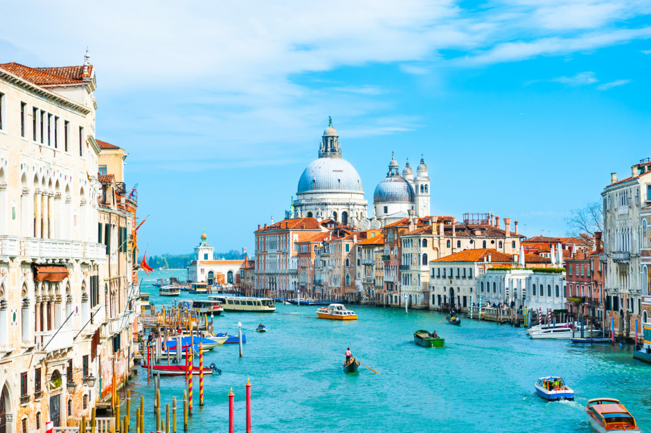 : Burmistrz Wenecji wyrzuca z miasta dwóch turystów, którzy surfowali po  Canal Grande / Shutterstock