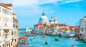 : Burmistrz Wenecji wyrzuca z miasta dwóch turystów, którzy surfowali po  Canal Grande / Shutterstock