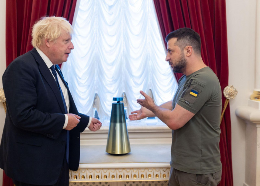 Boris Johnson i Wołodymyr Zełenski / materiały prasowe Bang & Olufsen