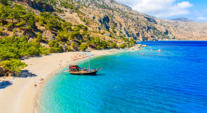 WAKACJE W GRECJI: 7 mniej znanych greckich wysp - plaża na Karpathos/ Shutterstock