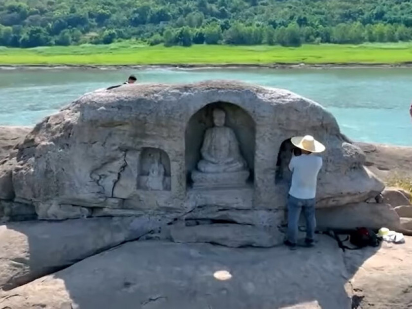 Buddyjskie posągi na rzece Jangcy / screenshot YouTube