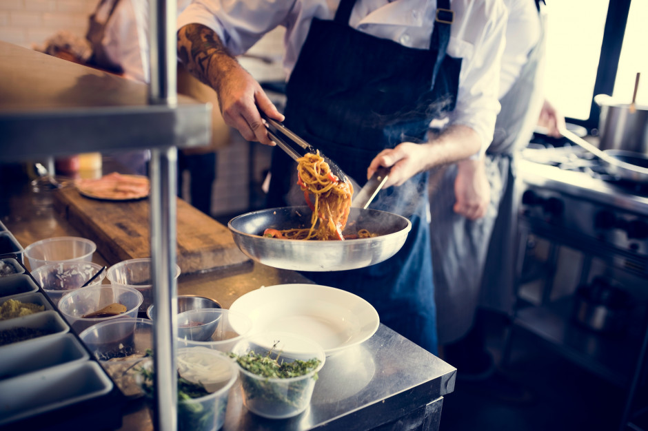 Noblista sugeruje, że makaron powinno się gotować z wyłączonym gazem. Włosi oburzeni, fot. Shutterstock