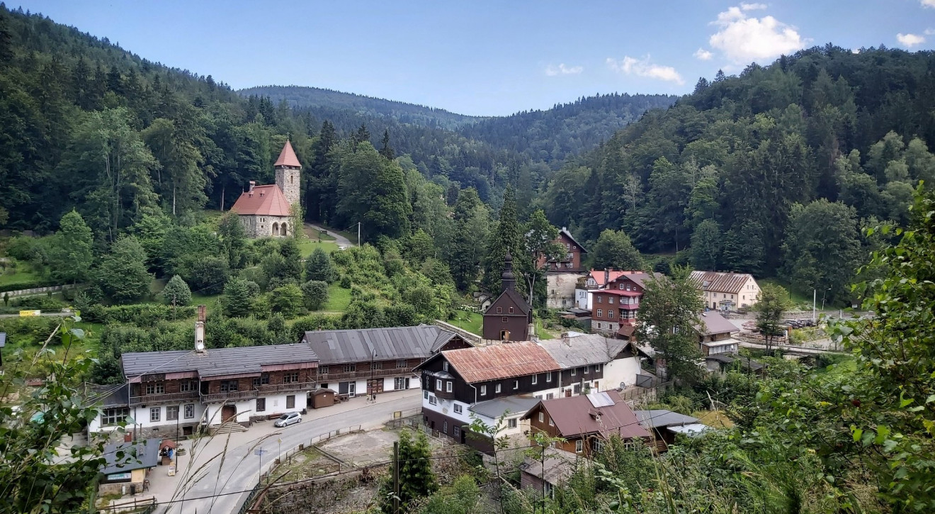 "Mała Szwajcaria" w Polsce? Ta miejscowość w Sudetach wygląda jak alpejska kraina z pocztówki