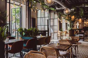 Roślinne akcenty w restauracji podkreślają rajski charakter wnętrza - Restauracja & Cocktail Bar Paradiso / Projekt 370 Studio / Photo: Aleksandra Miszkurka