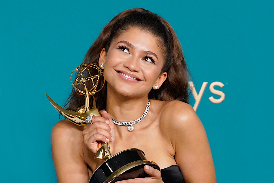 Zendaya Coleman w sukni Valentino - Emmy 2022 / Getty Images