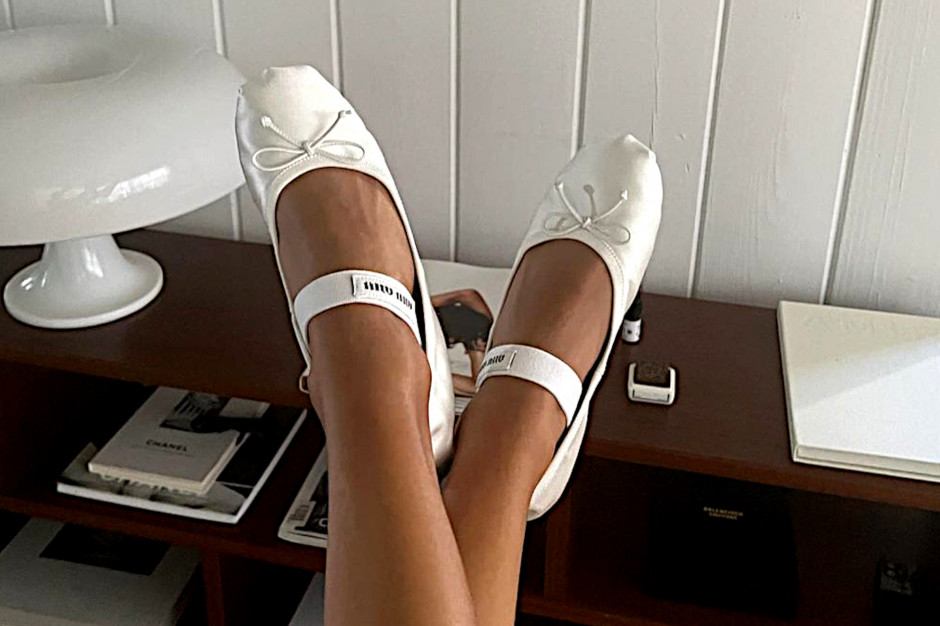 Baletki Miu Miu nowymi "it shoes" na jesień 2022 / Instagram @endlesslyloveclub