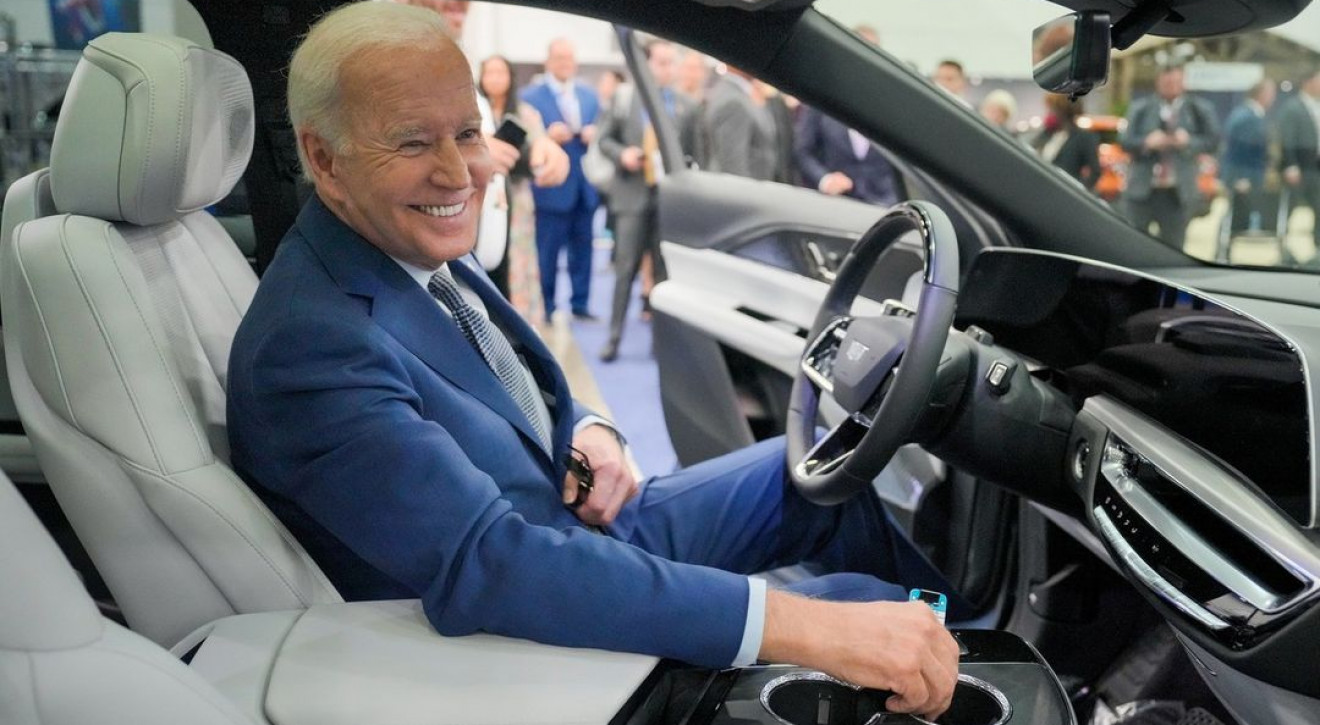 Joe Biden podczas Detroit Auto Show 2022 / @potus Joe Biden zamieni kultową "bestię" na elektryka? Prezydentowi USA wpadł w oko pomarańczowy Chevrolet Corvette