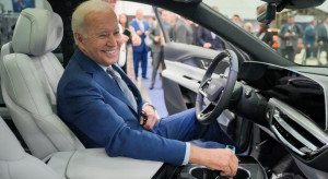 Joe Biden zamieni kultową "bestię" na elektryka? Prezydentowi USA wpadł w oko pomarańczowy Chevrolet Corvette