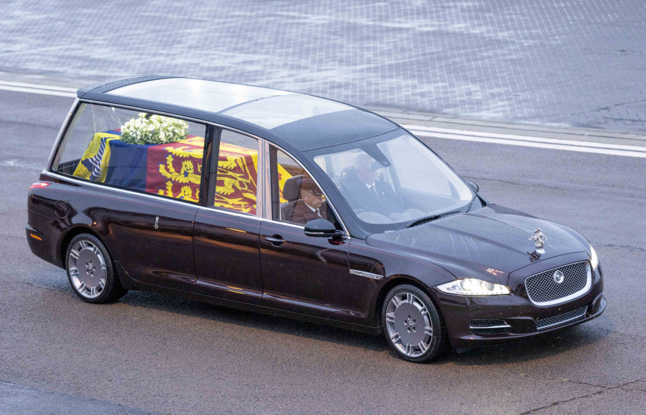 Pogrzeb królowej Elżbiety II: Karawan to spersonalizowany Jaguar Land Rover / Getty Images