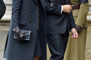 Prezydent Francji Emmanuel Macron z żoną Brigitte Macron w drodze na pogrzeb Elżbiety II / Getty Images 