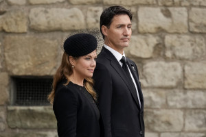 Premier Kanady Justin Trudeau i Sophie Grégoire w drodze na pogrzeb Elżbiety II / Getty Images 