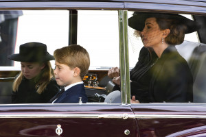Księżna Kate wraz z dziećmi w drodze na pogrzeb Elżbiety II / PAP 