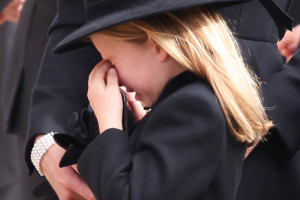 Księżniczka Charlotte podczas pogrzebu swojej prababci Elżbiety II / Getty Images 