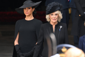 Meghan Markle i przyszła królowa Wielkiej Brytanii Camilla podczas pogrzebu Elżbiety II / Getty Images 