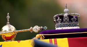 Klejnoty koronne królowej Elżbiety II podczas jej pogrzebu / Getty Images