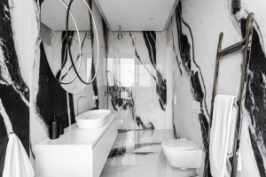 Willa pod miastem z widokiem na Narew - biało czarne wnętrza łazienki / Piotr Łucyan/Art’Up Interiors