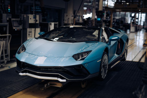 Lamborghini oficjalnie żegna kultowego Aventadora. Ostatni egzemplarz auta właśnie zjechał z taśmy produkcyjnej