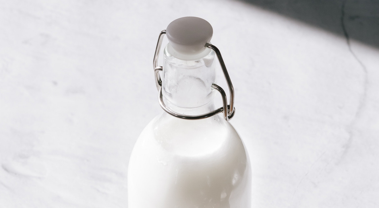Ciepłe mleko na lepszy sen? Naukowcy odkryli, że stary sposób babci ma sens