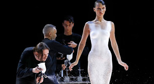 Paris Fashion Week i spektakularny performance Belli Hadid / Getty Images