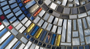 Tajemniczy artysta wypełnia ubytki na ulicach kolorowymi mozaikami / Instagram @ememem.flacking