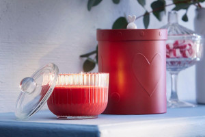 Świąteczna kolekcja IKEA 2022 - świeca zapachowa / materiały prasowe 