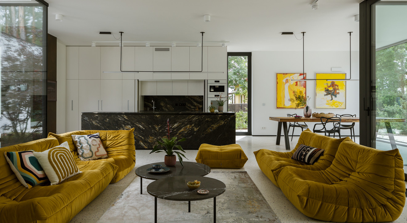WELL DESIGN: Dom pod Warszawą pełen koloru, minimalizmu i sztuki