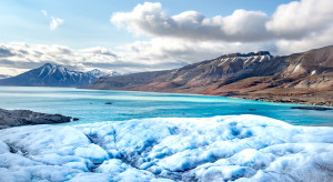 Krajobraz arktyczny - Spitsbergen, Svalbard, Norwegia / Shutterstock