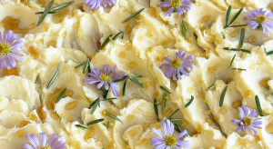 Deska masła zamiast deski serów. Pomysł na idealną przystawkę robi furorę w sieci