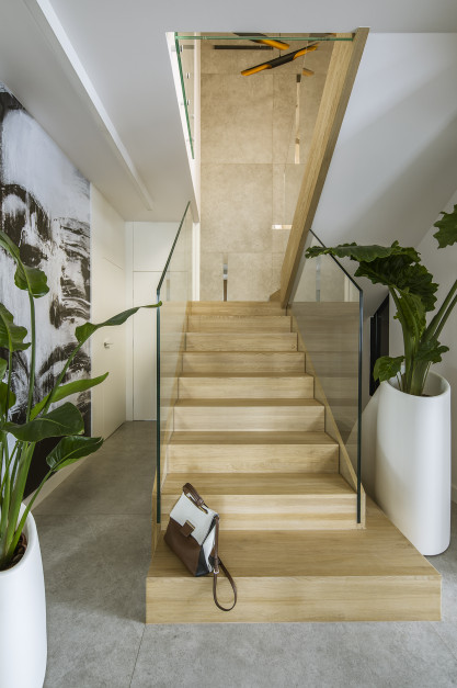 Dębowe schody w projekcie domu jednorodzinnego /  projekt: Martyna Banaszczuk, fotografie: Yassen Hristov, stylizacja: Kamila Jakubowska-Szmyd